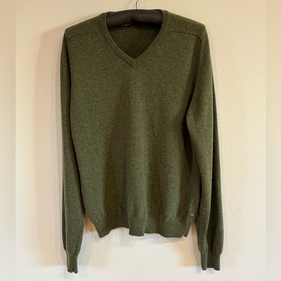 Viyella Other - Men's Classic V-Neck Pull-Over Sweater in Olive Green 100% Lambswool Minimalist